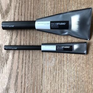 NWT Maybelline Foundation &  Shadow Brush